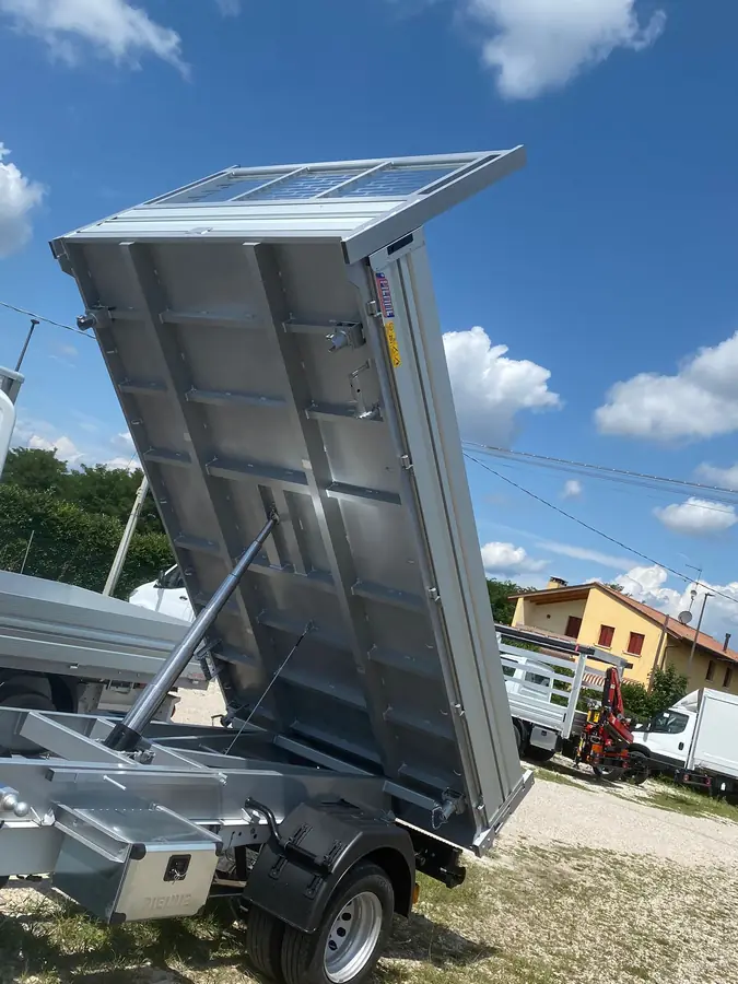 Cassone ribaltabile sollevato su veicolo commerciale